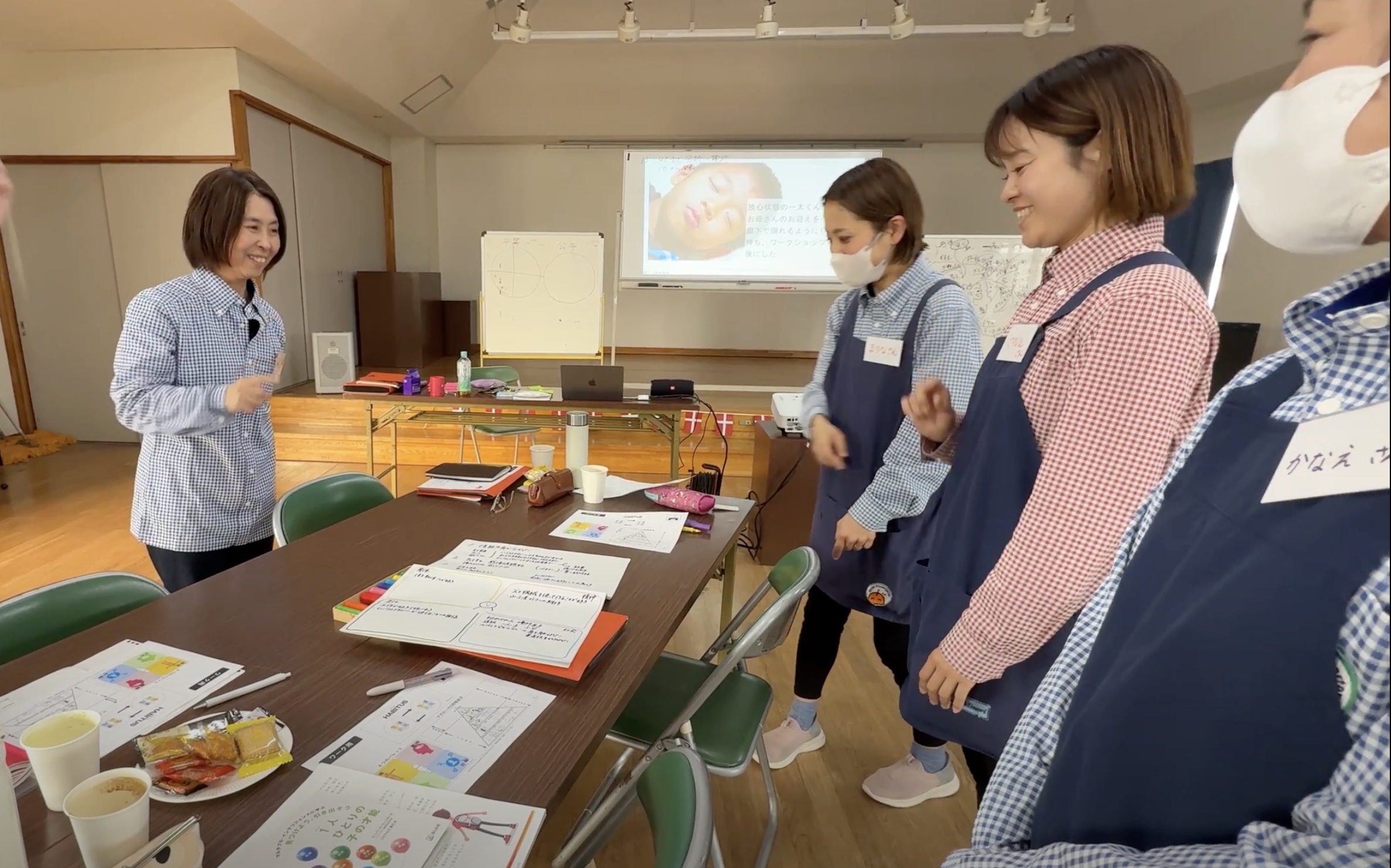 先生たちが楽しそうにワークショップを行っている様子