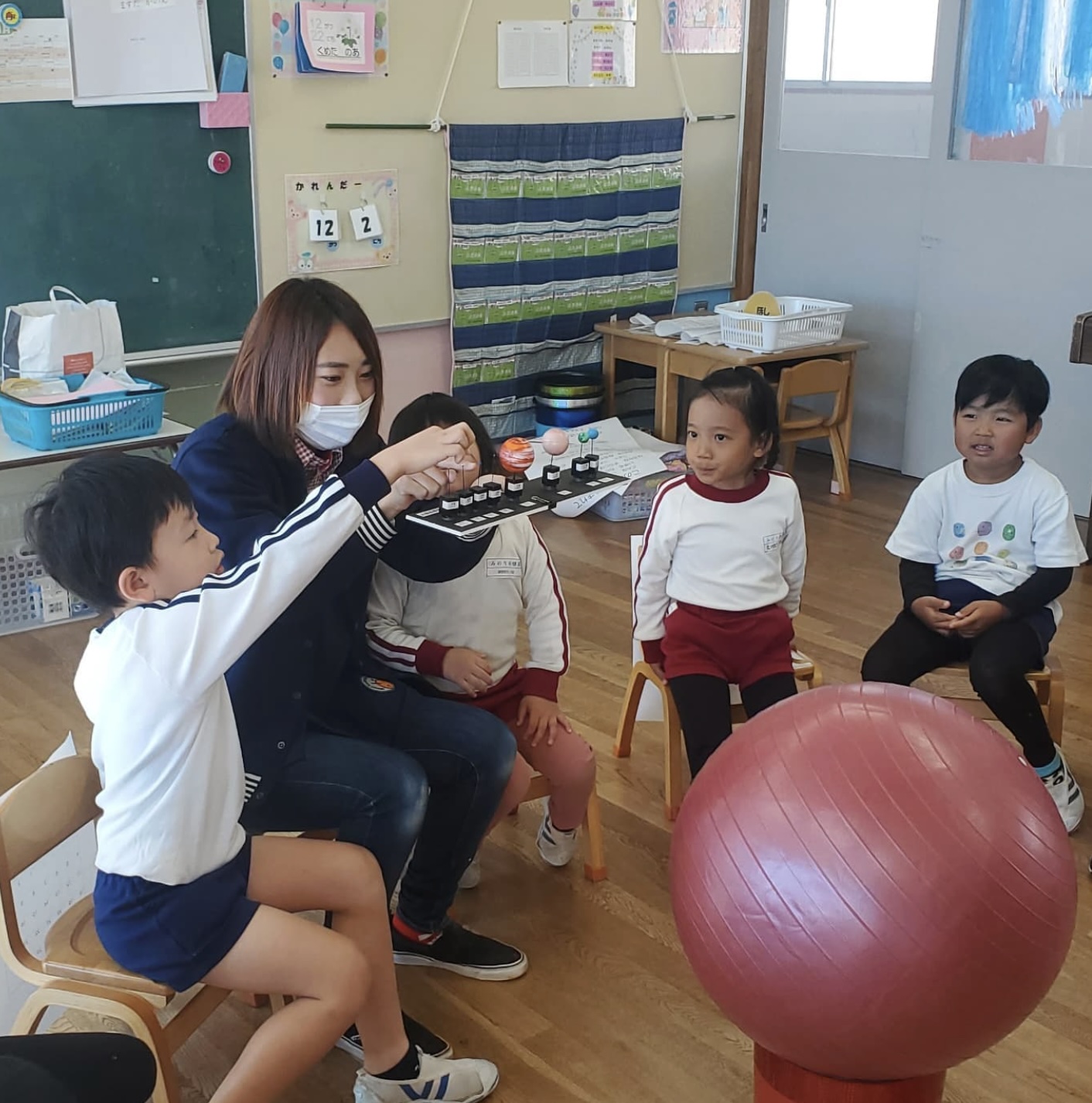 チームで支え合う温かな職場の様子